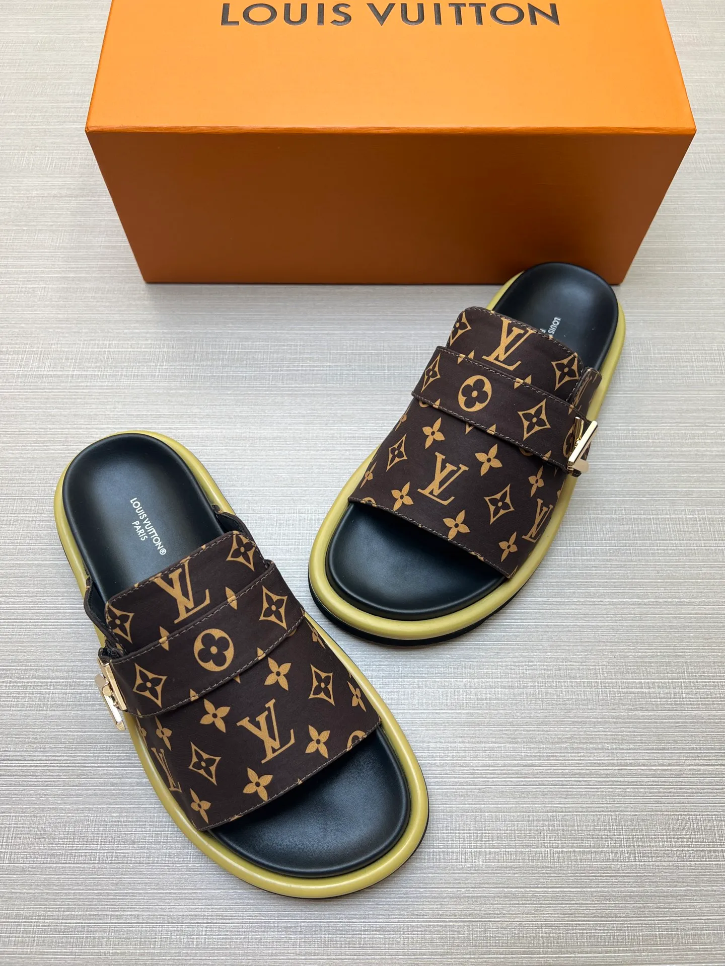 Factory price: 360💰【LOUIS VUITTON】Louis Vuitton, LV printing, men's and women's slippers are on the market, drawer box packaging with cloth bag, card, the upper pattern looks very soft and waxy, super versatile leg slimming artifact. Fabric: imported denim/canvas/old fabric, LV hardware LOGO, official website pattern printing, comfortable to wear, foot pads: high elastic men's shoes💰U water table. Sole: foam sole, heel height: about 5cm. Code number: 35-46, 35, 45, 46 are custom-made and non-returnable. Color: multiple colors and styles available.